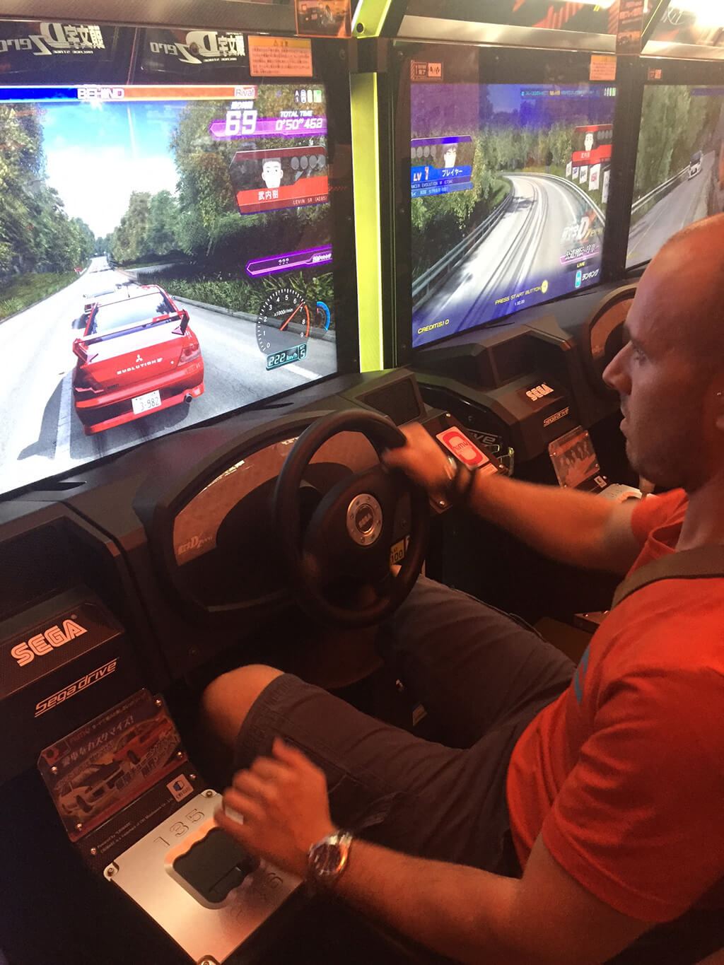 Giocando ai videogame nel palazzo della Sega