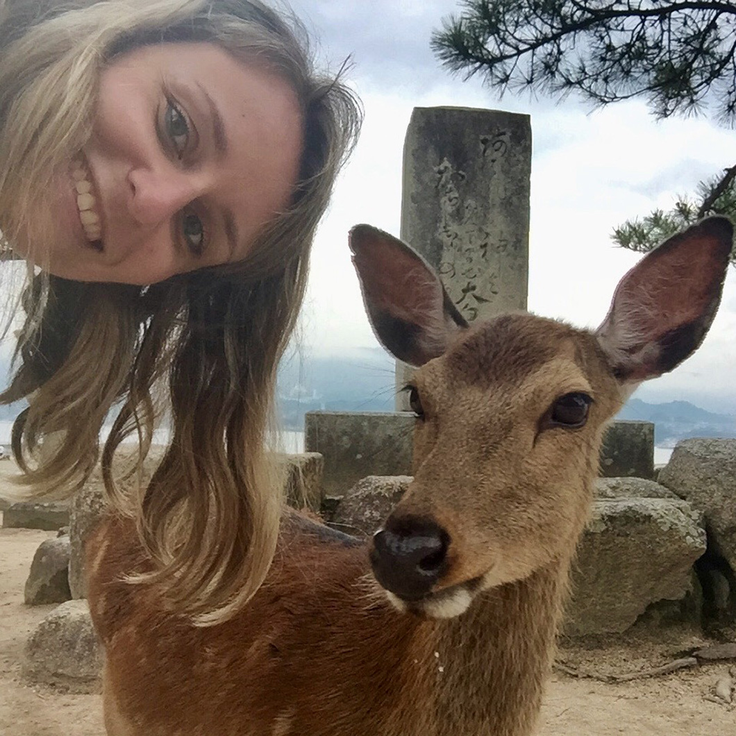 Selfie con cervo affamato
