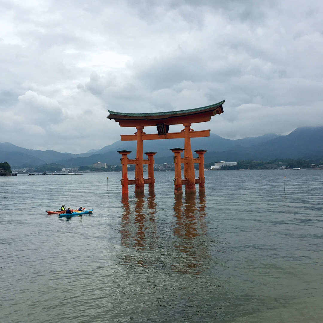 Torii arancio santuario shintoista di Itsukushima
