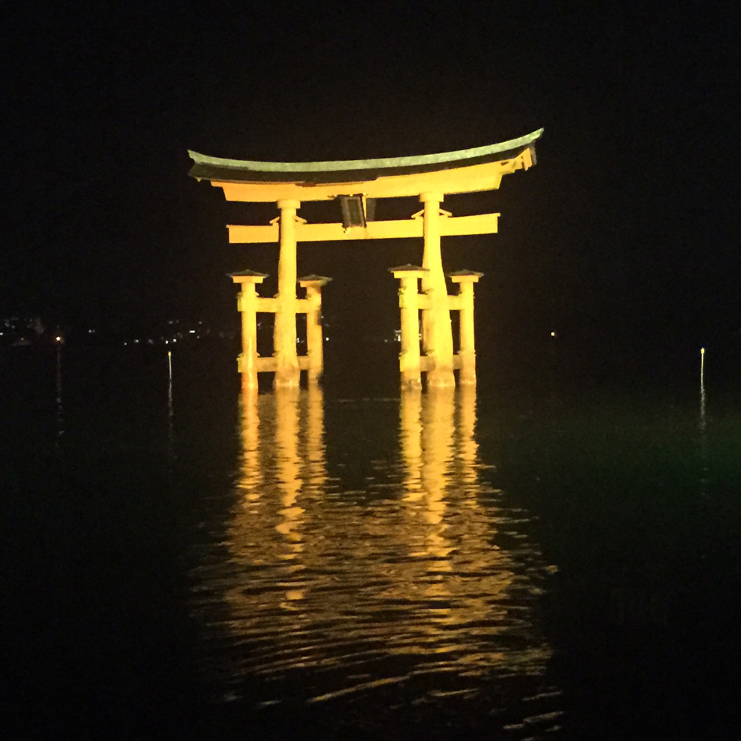 Il torii di Miyajima la notte